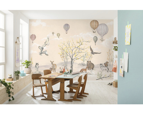 Cameră cu motive de animale și baloane cu aer cald pe perete