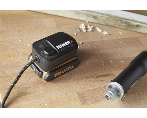 Vârf ac Maker X Worx cu baterie litiu de 20 volți și pistol cu aer cald pe o masă din lemn