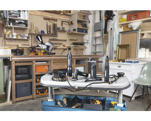 Scenă de atelier cu cutie de scule și diverse unelte