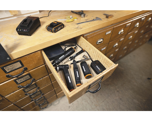 Unelte Worx Maker X într-un sertar deschis