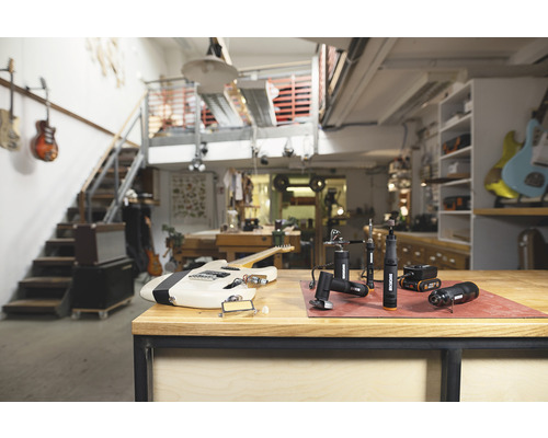 Scenă de atelier cu o chitară electrică și mai multe unelte rotative marca Worx