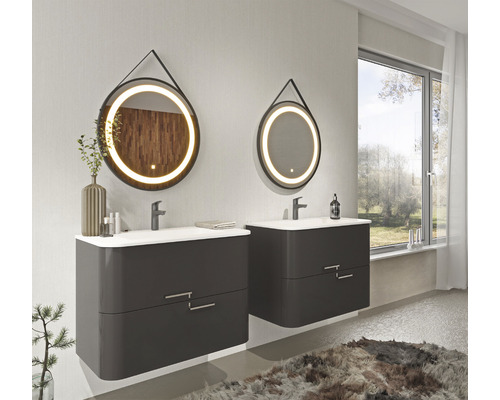 Baie cu două chiuvete, oglinzi rotunde cu iluminare și fereastră