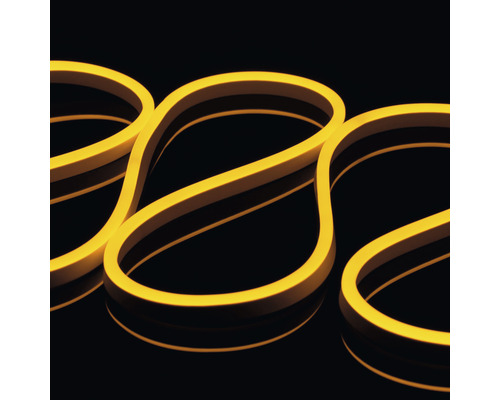 Prim-plan cu bandă luminoasă flexibilă galbenă