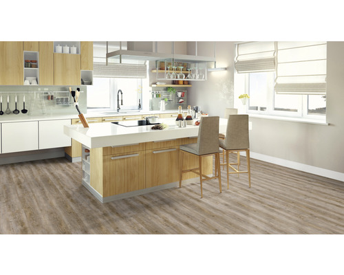 Bucătărie luminoasă, modernă, cu insulă, scaune de bar și podea din lemn