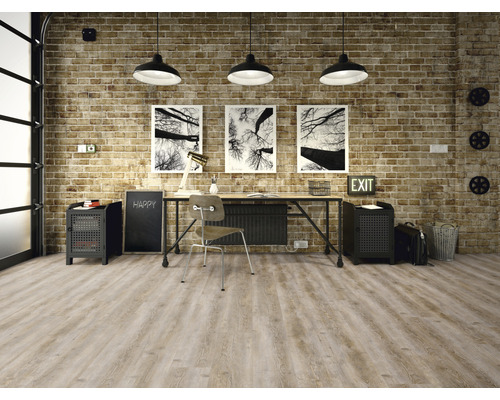 Birou cu birou, scaun, rafturi și perete de cărămidă