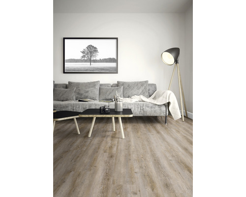 Living luminos cu canapea, măsuță de cafea, lampadar și podea din lemn deschis la culoare