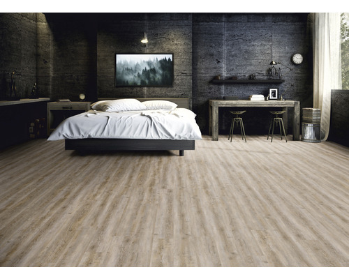 Dormitor cu pat, birou și podea din lemn