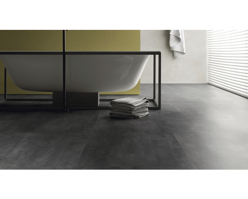 Baie cu cadă freestanding, prosoape și jaluzele