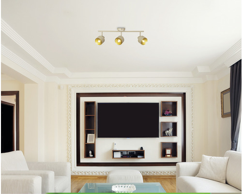 Lumină de tavan cu trei spoturi într-un living