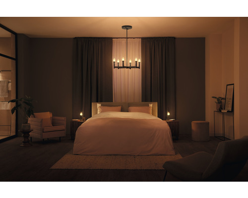 Dormitor cu pat, noptiere, scaun, fotoliu, plafonieră și decorațiuni