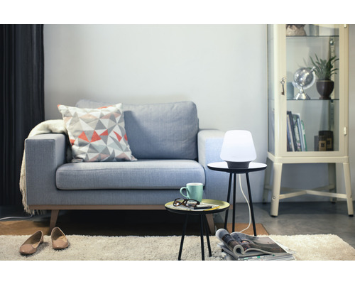 Living cu canapea, măsuțe laterale și o lampă de noptieră pentru o atmosferă confortabilă.