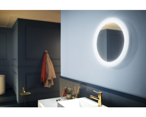 Baie cu oglindă rotundă cu iluminare, chiuvetă și robinet