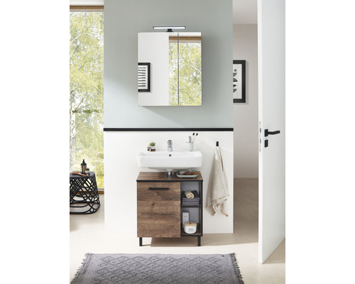 Baie cu dulap sub chiuvetă, dulap cu oglindă și covor