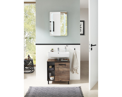 Baie cu dulap de lavoar, lavoar așezat și oglindă