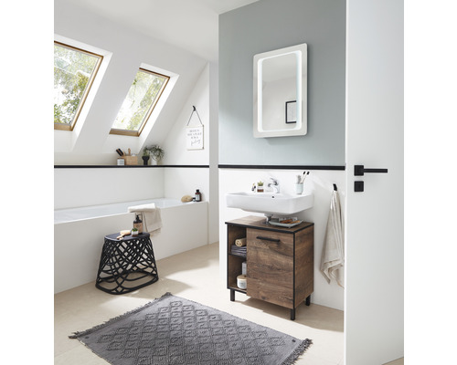 Baie cu dulap de bază pentru lavoar, oglindă, cadă și covor