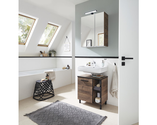 Baie luminoasă cu ferestre de mansardă, dulap inferior pentru lavoar, dulap cu oglindă și covor