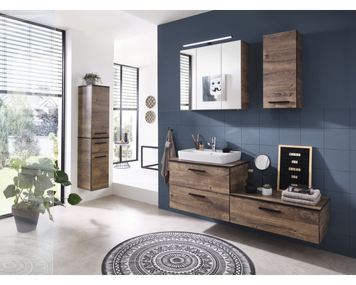 Baie modernă cu mobilier din lemn, dulap cu oglindă și covor rotund