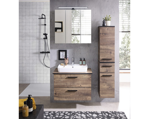 Baie modernă cu dulap de bază pentru lavoar, dulap cu oglindă și dulap înalt cu aspect de lemn