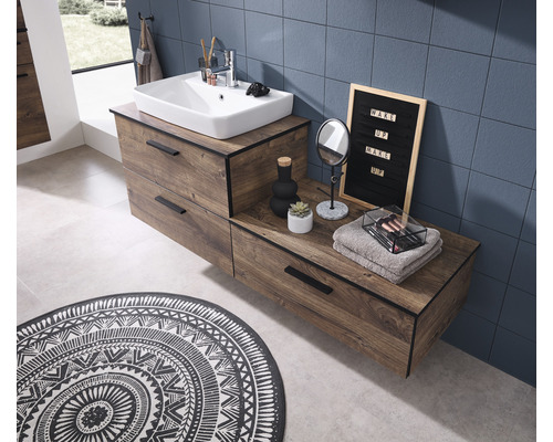 Baie cu dulap sub chiuvetă, oglindă și covor rotund