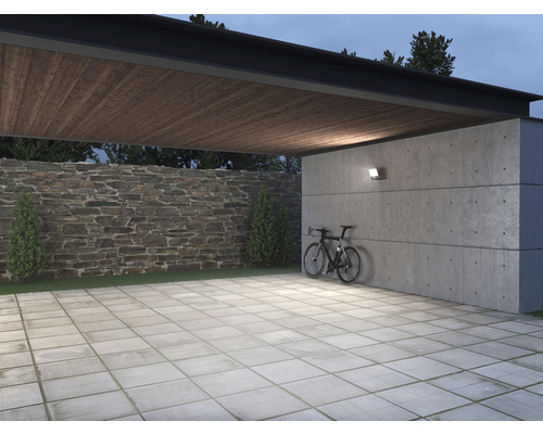 Vedere exterioară cu zid de piatră, zid de beton, bicicletă și iluminat