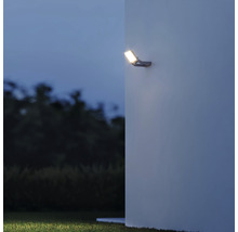 Reflector LED de exterior montat pe perete cu fascicul luminos în grădină