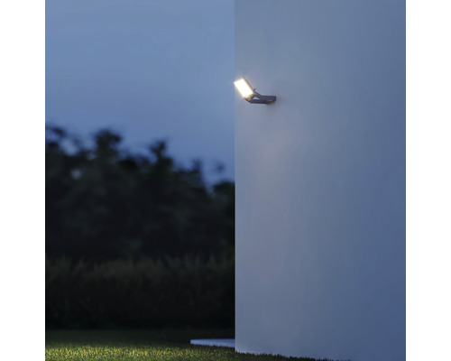 Reflector LED de exterior montat pe perete cu fascicul luminos în grădină