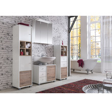 Baie cu lavoar, dulap cu oglindă, dulapuri înalte și cadă în fața ferestrei