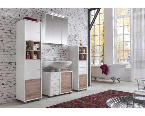 Baie cu lavoar, dulap cu oglindă, dulapuri înalte și cadă în fața ferestrei