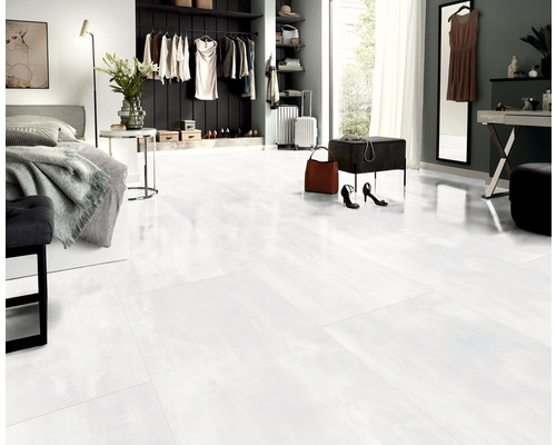 Dormitor luminos cu gresie albă lucioasă pentru o ambianță modernă.