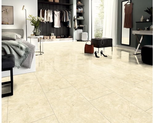 Dormitor cu podea cu gresie, pat, dulap și accesorii