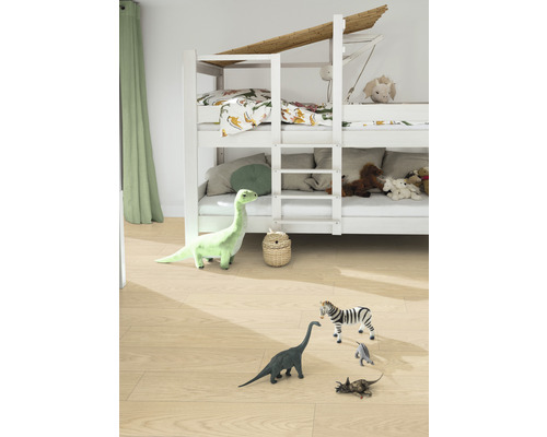 Cameră pentru copii cu pat supraetajat și jucării pe podea