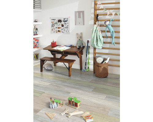 Cameră de copii cu podea din lemn, birou și jucării