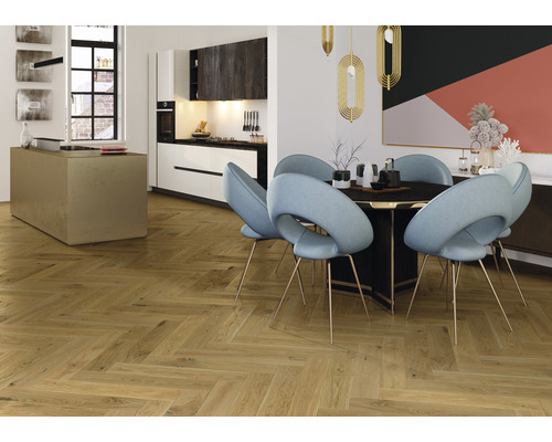 Interior cu parchet în zig-zag, masă de sufragerie și chicinetă