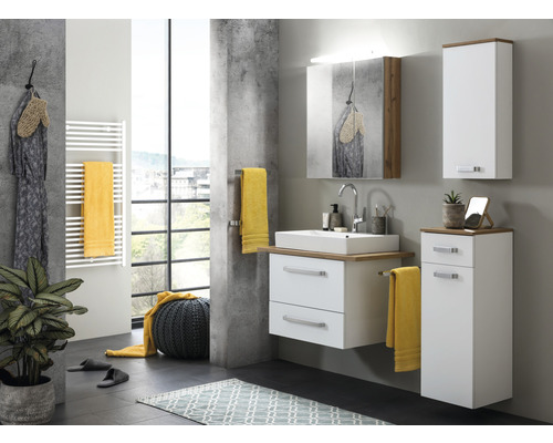 Baie cu lavoar, dulap cu oglindă, calorifer portprosop și mobilier de baie în alb și aspect de lemn