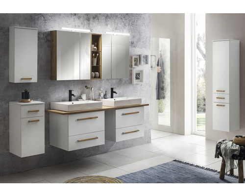 Baie cu lavoar, dulap cu oglindă și dulap înalt cu design modern