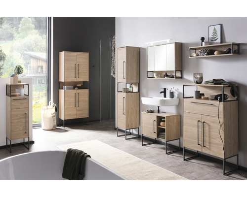 Baie cu lavoar, dulap cu oglindă, dulap înalt și alte piese de mobilier de baie cu aspect de lemn