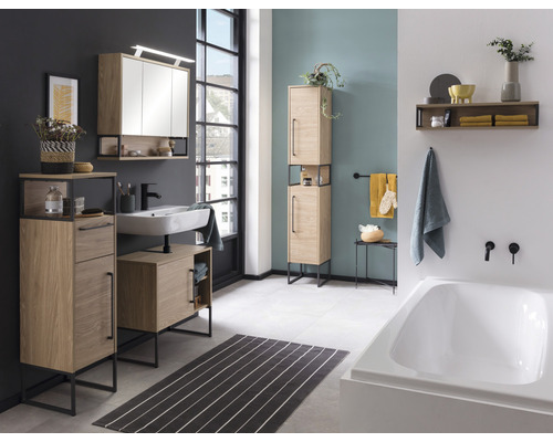 Baie cu lavoar, dulap cu oglindă, dulap înalt și cadă într-un spațiu cu design modern.