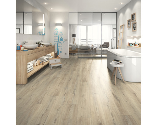 Baie cu chiuvetă, cadă și podea deschisă la culoare din lemn