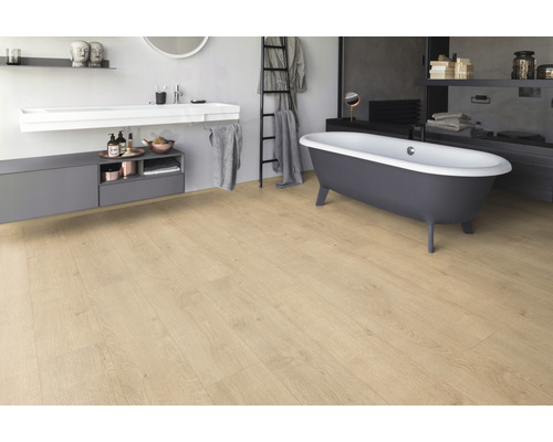 Baie cu chiuvetă, cadă și podea din lemn de culoare deschisă