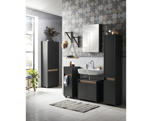 Baie modernă cu lavoar, dulap cu oglindă și dulapuri înalte pentru articole de baie