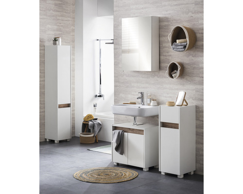 Baie cu lavoar, dulap cu oglindă și mobilier de baie pentru depozitare