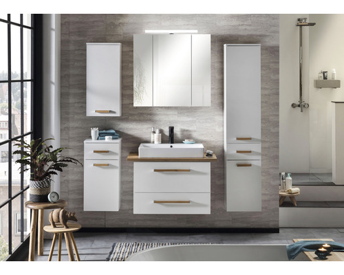 Baie cu lavoar, dulap cu oglindă și dulapuri înalte