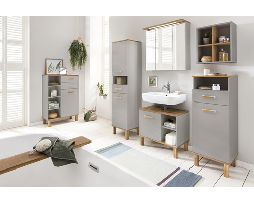 Baie luminoasă cu mobilier de baie gri, chiuvetă, dulap cu oglindă și dulap înalt