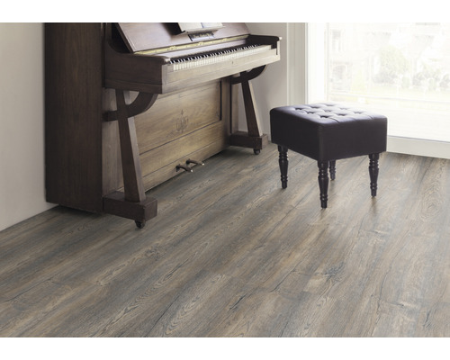 Interior cu podea laminată, pian și taburet