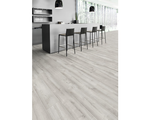 Bucătărie luminoasă cu podea din lemn și scaune de bar