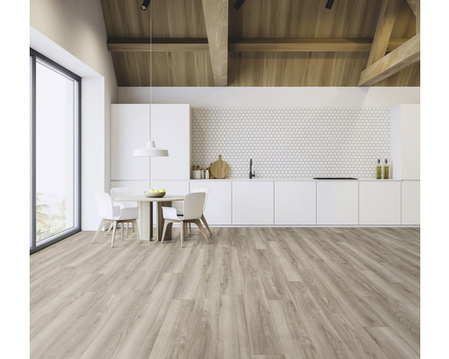 Cameră luminoasă cu podea cu aspect de lemn, zonă de luat masa și chicinetă