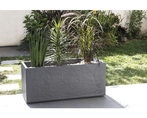 Jardinieră dreptunghiulară cu plante în grădină