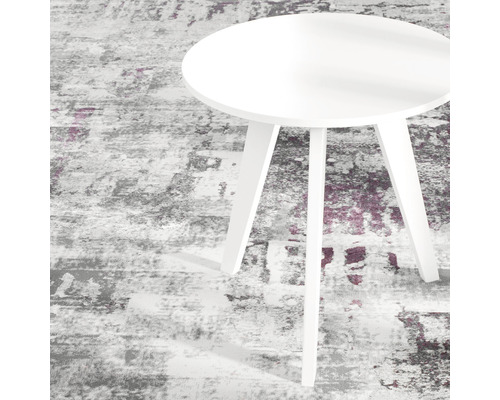 Măsuță laterală rotundă albă cu trei picioare pe un covor