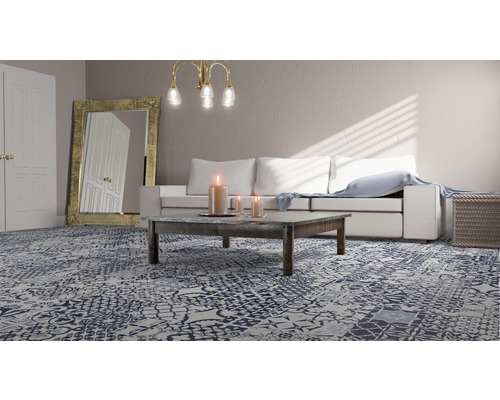 Cameră de zi cu canapea, măsuță de cafea și podea cu gresie cu model