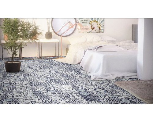 Dormitor cu pat și podea din vinil cu aspect de patchwork.